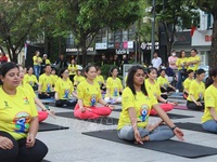 Nearly 1,000 people join a mass yoga performance in response to International Day of Yoga 2022