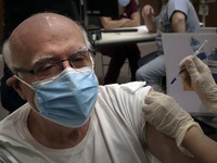 Italy triển khai tiêm mũi vaccine COVID-19 thứ tư cho người trên 60 tuổi
