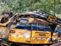 Xe bus chở học sinh rơi xuống hẻm núi, 12 người thiệt mạng