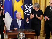 Tổng thống Mỹ phê chuẩn hồ sơ đăng ký gia nhập NATO của Phần Lan, Thụy Điển