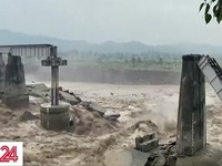 Lũ quét làm 1 trụ cầu đổ sập hoàn toàn ở miền bắc Ấn Độ