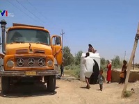 Nắng nóng tới 50 độ C, Iraq dùng xe bồn cấp nước cho người dân