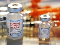 Moderna kiện Pfizer-BioNTech vi phạm bằng sáng chế đối với vaccine COVID-19