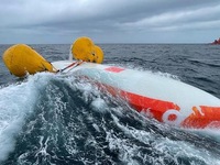 Cụ ông 62 tuổi sống sót sau 16 giờ mắc kẹt trong thuyền buồm bị lật ở Đại Tây Dương