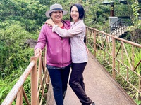 Hồng Loan được mẹ chăm sóc tại phim trường Mẹ Rơm