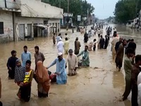 Lũ lụt làm 1.400 người thiệt mạng, Pakistan phá đường cao tốc để xả lũ
