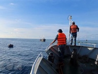 Hải quân giúp ngư dân khắc phục sự cố tàu cá trên biển