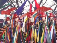 Hơn 100 nghệ sĩ, thần tượng Kpop ‘khuấy động’ phố đi bộ Trịnh Công Sơn
