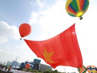 TP Hồ Chí Minh thả khinh khí cầu kéo đại kỳ mừng lễ Quốc khánh