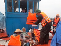 Quảng Nam đưa người già, phụ nữ, trẻ em xã đảo Tam Hải vào đất liền tránh bão