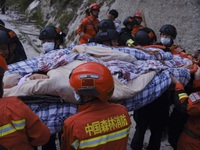 Trung Quốc chạy đua với thời gian tìm kiếm người mắc kẹt trong động đất tại Tứ Xuyên