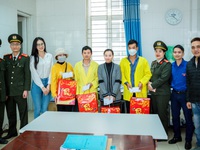 Người đẹp Miss World Việt Nam tặng quà trẻ sơ sinh và bệnh nhân cấp cứu nhân dịp năm mới