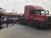 Triệu tập lái xe đầu kéo va chạm móp đầu tàu hỏa tại Hà Nội