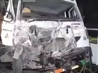 Xe tải đâm vào 3 xe bus gây tai nạn thảm khốc tại Ấn Độ