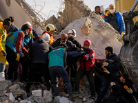 Người dân chung tay tìm kiếm nạn nhân động đất ở Thổ Nhĩ Kỳ - Syria