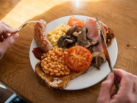 Lạm phát và thiếu rau xanh, bữa sáng trở nên đắt đỏ hơn tại Anh