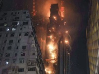 Cháy lớn tại tòa nhà 42 tầng đang xây dựng ở Hong Kong (Trung Quốc)