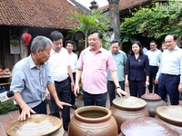 Secretary of Hanoi Party Committee surveys conservation of Duong Lam ancient village