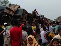 Va chạm tàu hỏa tại Bangladesh, hơn 120 người thương vong