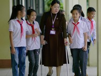 Việc tử tế: 'Trăng Xanh' tặng quà đặc biệt cho cô giáo bị mất đôi chân vẫn say sưa gieo chữ