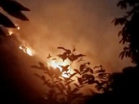 Dập tắt đám cháy rừng tại Yên Bái