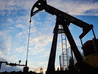 Giá dầu tăng gần 3% sau khi FED và BOE giữ nguyên lãi suất