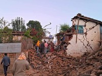 Động đất ở Nepal: Số người tử vong tăng lên gần 160, nhiều ngôi nhà bị chôn vùi trong đống đổ nát