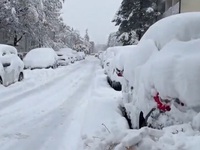 Tuyết rơi dày ảnh hưởng nghiêm trọng giao thông tại châu Âu