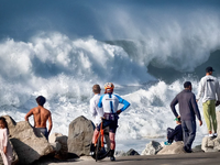Sóng lớn tràn vào bờ biển California ngày thứ ba, gây lũ lụt và đe dọa tính mạng