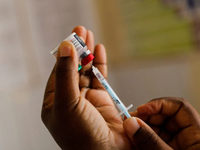 Ghana trở thành quốc gia đầu tiên phê duyệt vaccine sốt rét của Oxford