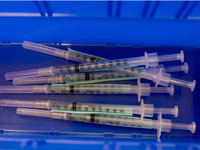 Mỹ cấp phép liều vaccine COVID-19 tăng cường thứ hai chống Omicron cho người cao tuổi