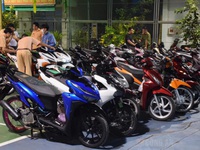 Hàng loạt xe máy đậu đỗ tràn lan tại phố đi bộ Nguyễn Huệ bị đưa về Công an phường