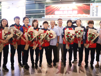 ĐT nữ Việt Nam trở về trong vòng tay người hâm mộ