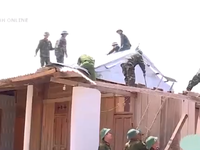 Giúp dân khắc phục hậu quả giông lốc  tại A Lưới, Thừa Thiên Huế