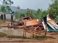 Nghệ An: Mưa lớn, giông lốc làm tốc mái nhà dân, ngã đổ cột điện