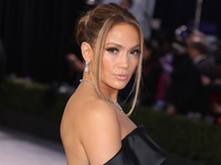 Phim mới của Jennifer Lopez dừng ghi hình do cuộc đình công của các biên kịch