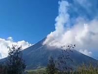 Philippines nâng mức cảnh báo về núi lửa Mayon