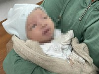 Bình Dương: Bé gái 1 tuần tuổi bị bỏ rơi trước tiệm tạp hóa