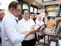 Hai Thủ tướng Việt Nam và Malaysia thăm phố sách Hà Nội