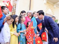 President meets Vietnamese community, foreign friends in Italy
