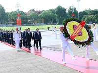 Party, State leaders commemorate war martyrs, President Ho Chi Minh