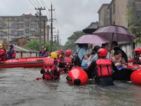 Trung Quốc cảnh báo mưa lũ, sạt lở và nắng nóng