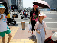 Nắng nóng trên 40 độ, người lao động ở Bắc Kinh dừng làm việc ngoài trời