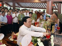 State President offers incense in tribute to President Ho Chi Minh