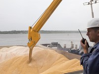 EU kêu gọi dỡ lệnh cấm nhập khẩu ngũ cốc Ukraine