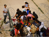 Mexico giải tỏa người di cư ở biên giới phía Nam