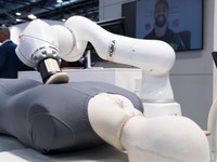 CES 2024: Cánh tay robot tích hợp AI có chức năng xoa bóp