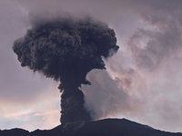 Núi lửa Marapi phun trào trở lại, Indonesia sơ tán dân