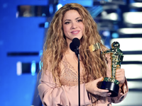 Shakira được vinh danh bằng tượng khổng lồ tại quê nhà