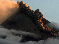Indonesia sơ tán hơn 2.000 người do núi lửa phun trào